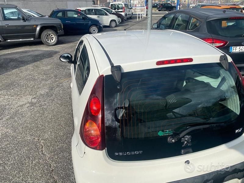 Usata Peugeot 107 Active 68 CV (50 kW) 2014 Bianco Utilitaria