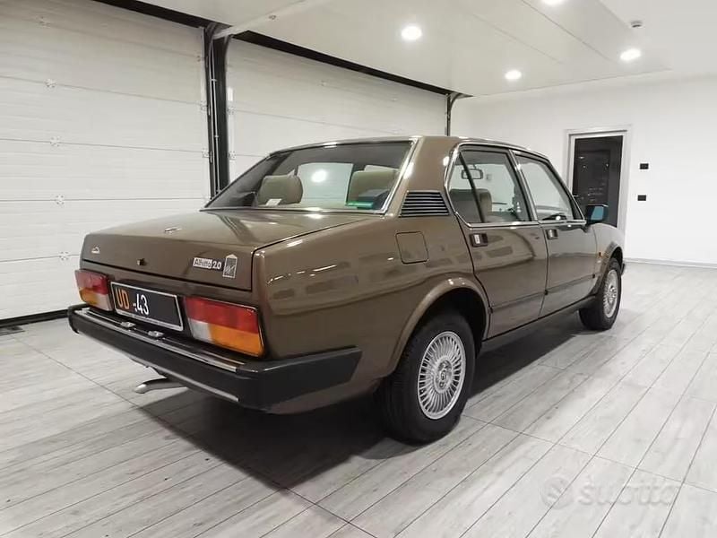 Usata Alfa Romeo Alfetta 131 CV (96 kW) 1982 Luci di bosco met. ar 524 Berlina