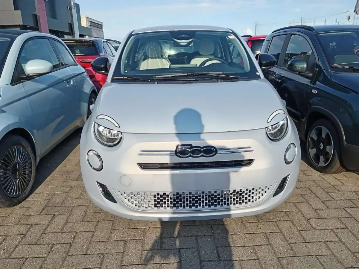 Nuova Fiat 500 Icon 69 CV (50 kW) 2026 Argento Berlina