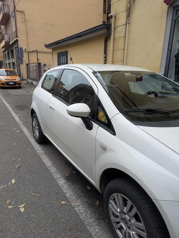 Usata Fiat Punto Pop 69 CV (50 kW) 2012 Bianco Berlina