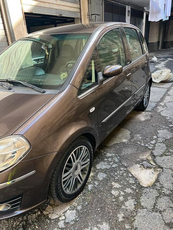 Usata Lancia Musa 90 CV (66 kW) 2008 Marrone Monovolume