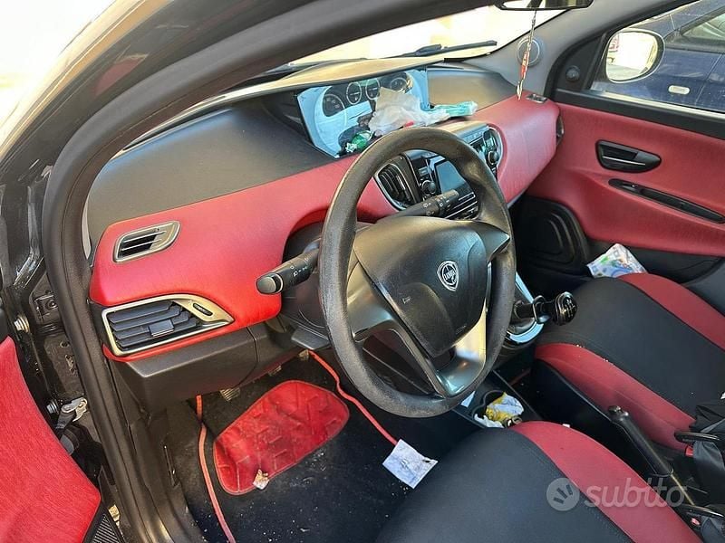 Usata Lancia Ypsilon 60 CV (44 kW) 2013 Nero Utilitaria