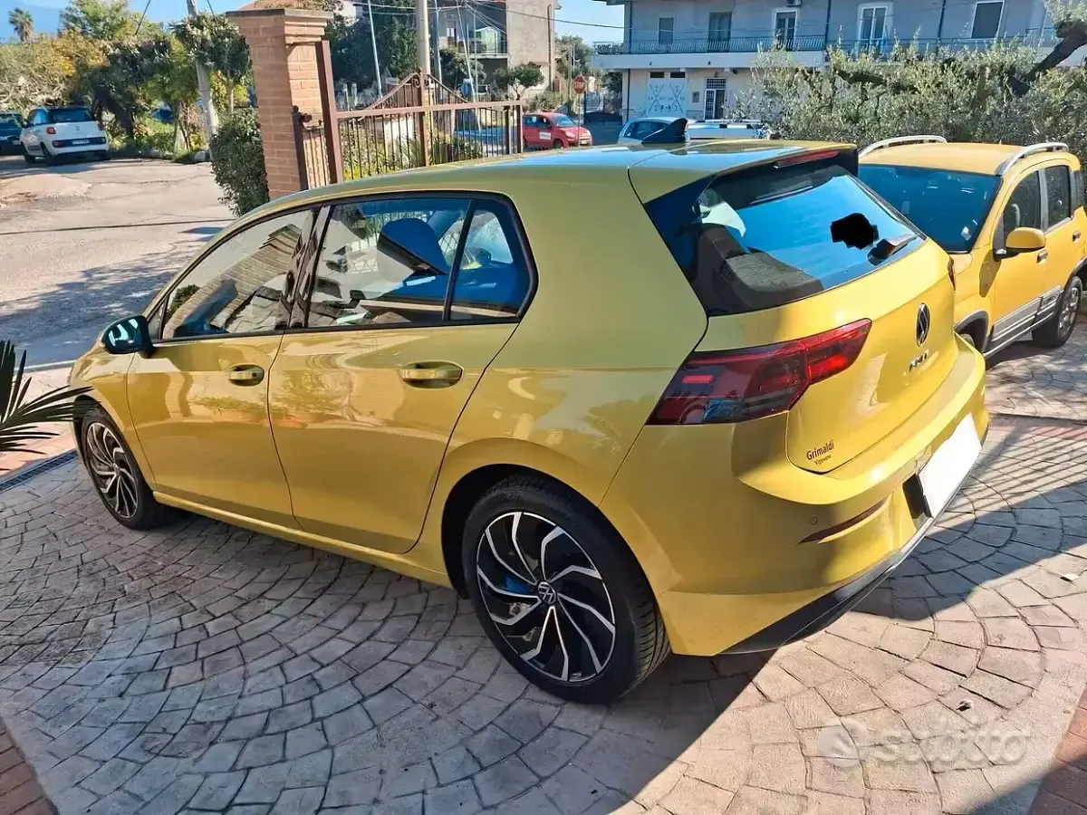 Usata VW Golf VIII Life 110 CV (80 kW) 2021 Oro Berlina