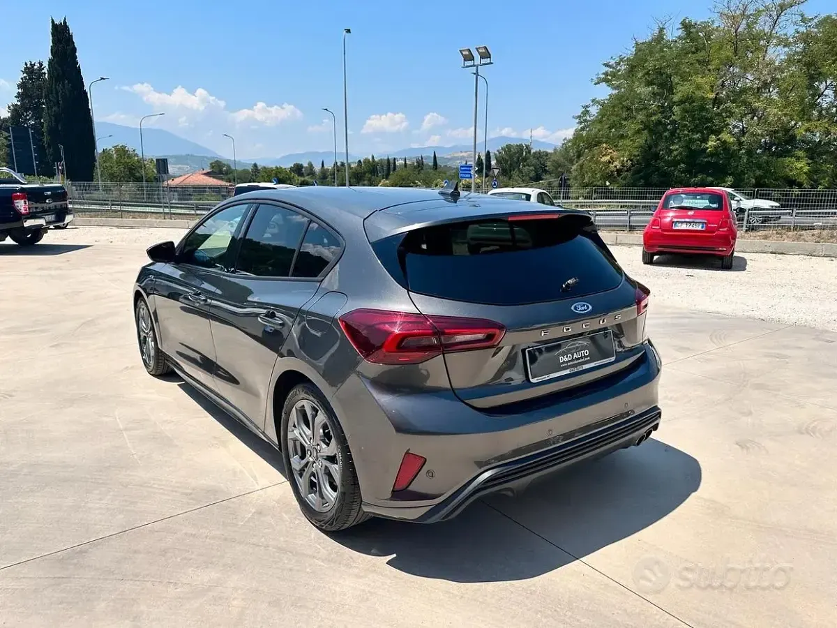 Usata Ford Focus ST 115 CV (84 kW) 2025 Grigio Berlina