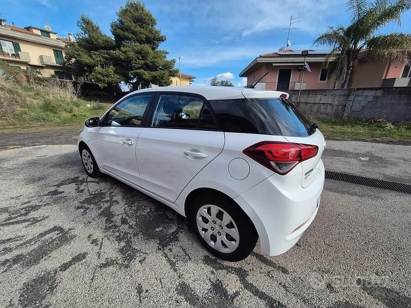 Usata Hyundai i20 Comfort 75 CV (55 kW) 2015 Bianco Berlina