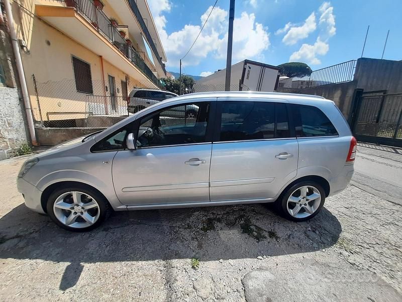 Usata Opel Zafira 150 CV (110 kW) 2012 Grigio Monovolume
