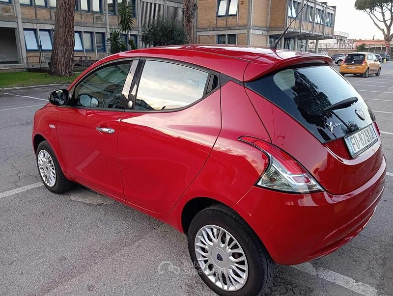 Usata Lancia Ypsilon Platinum 84 CV (61 kW) 2016 Rosso Utilitaria
