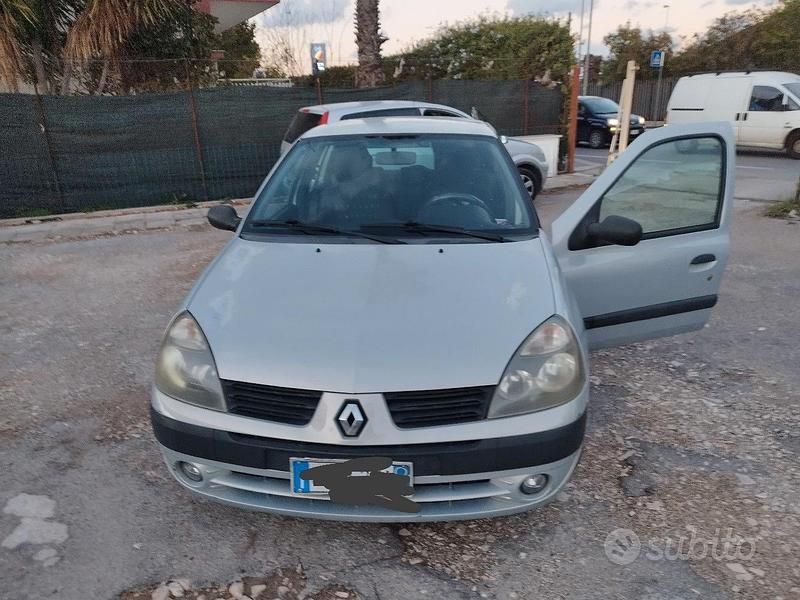 Grigio Usata 2004 Renault Clio II LE Tre volumi | 500 € (Super prezzo) - Immagine 1/4