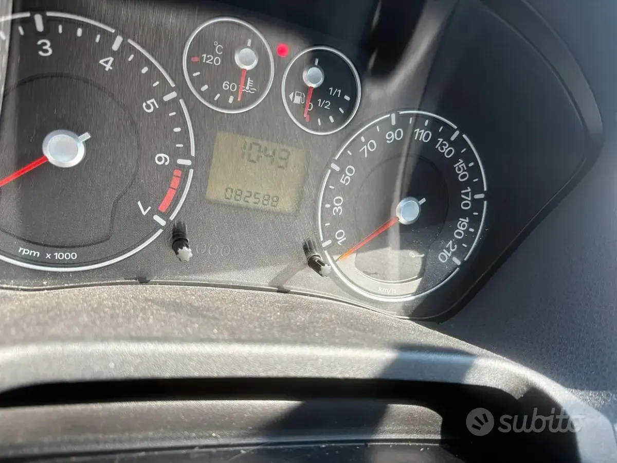Usata Ford Fiesta 75 CV (55 kW) 2006 Grigio Utilitaria