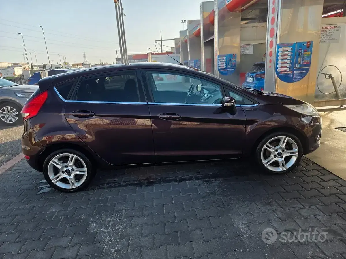 Usata Ford Fiesta 97 CV (71 kW) 2010 Rosso Berlina