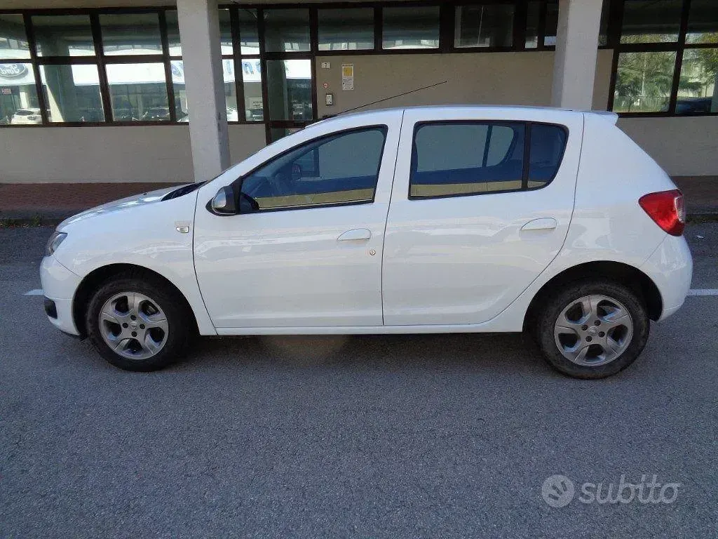 Usata Dacia Sandero Ambiance 75 CV (55 kW) 2016 Bianco pastello Berlina