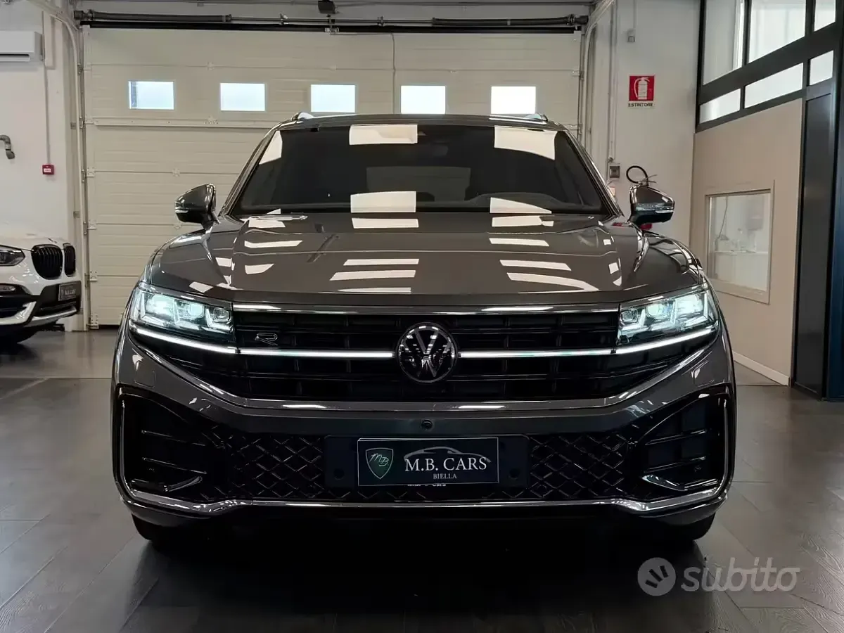 Usata VW Touareg R-line 286 CV (210 kW) 2024 Grigio SUV