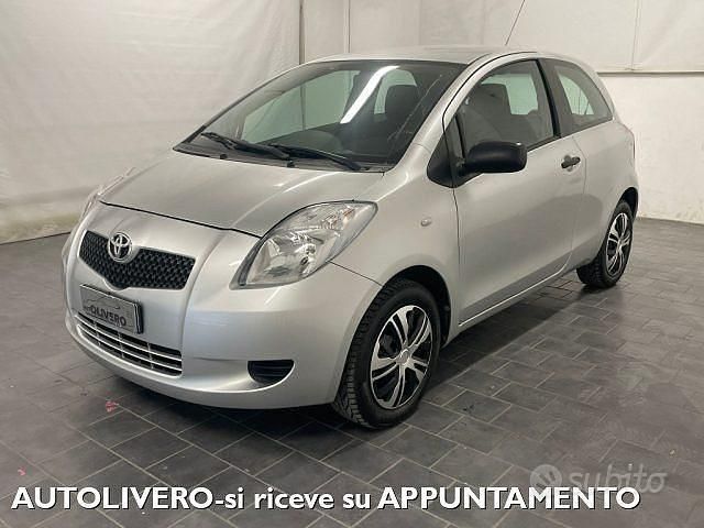 Usata Toyota Yaris Sol 69 CV (50 kW) 2008 Grigio Utilitaria