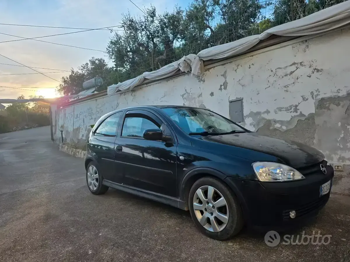 Usata Opel Corsa 58 CV (42 kW) 2001 Nero Utilitaria