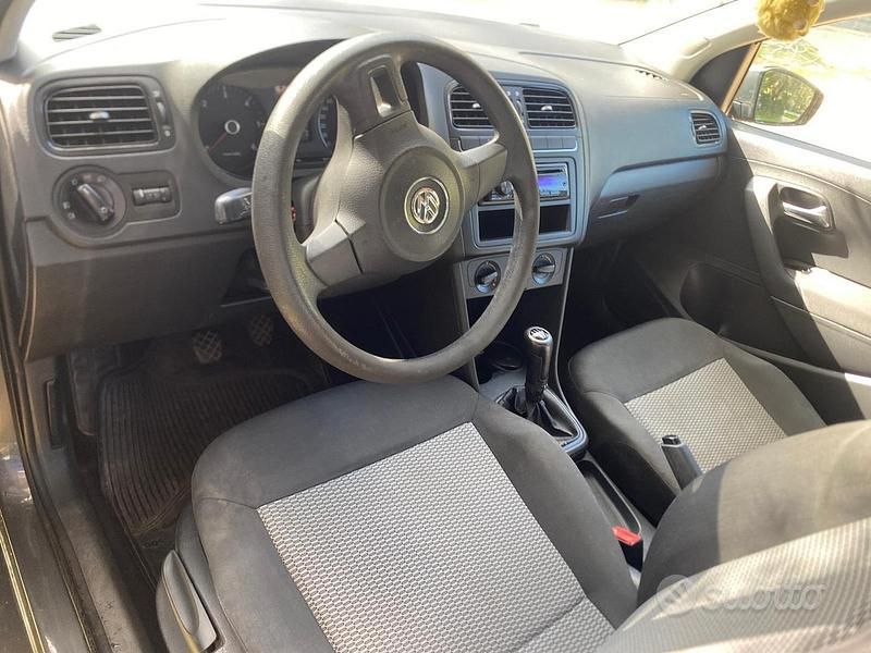 Usado VW Polo 90 CV (66 kW) 2012 Gris Utilitario