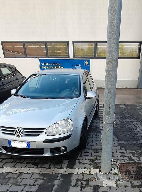 Grigio Usata 2008 VW Golf V Tre volumi | 3300 € (Buon prezzo) - Immagine 1/4