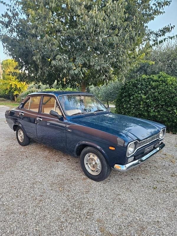 Blu Usata 1970 Ford Escort Tre volumi | 5000 € - Immagine 1/4