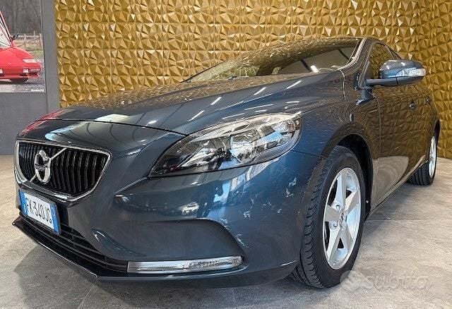 Usata Volvo V40 Business Edition 120 CV (88 kW) 2017 Blu Berlina