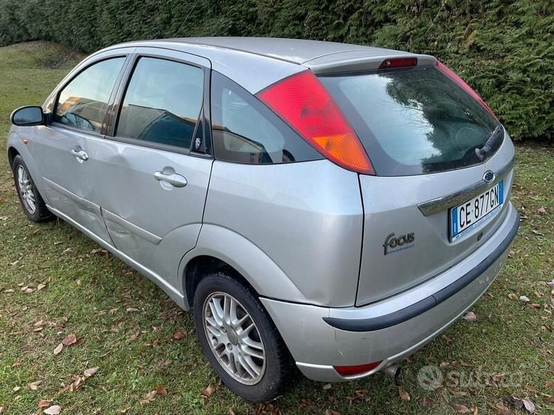 Usata Ford Focus Ambiente 101 CV (74 kW) 2003 Argento Berlina