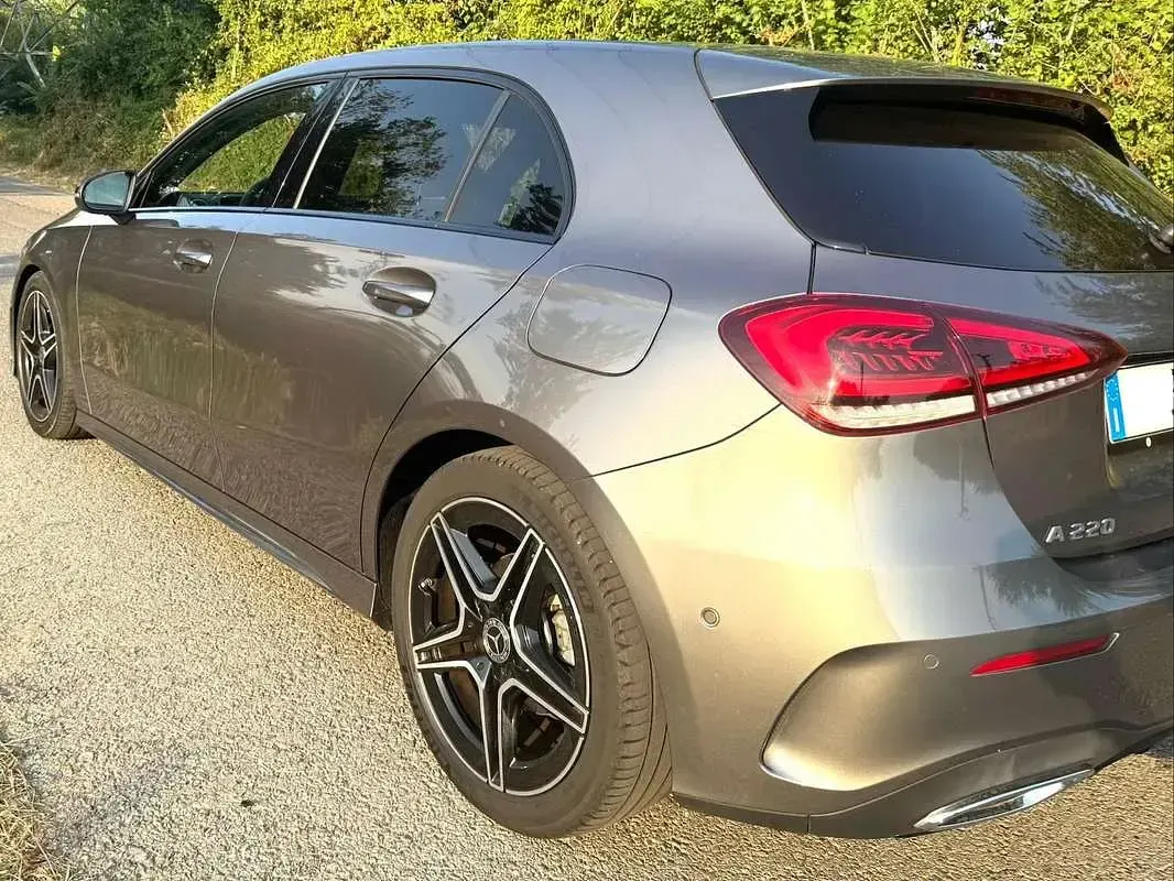 Usata Mercedes A180 Premium 116 CV (85 kW) 2019 Grigio Berlina