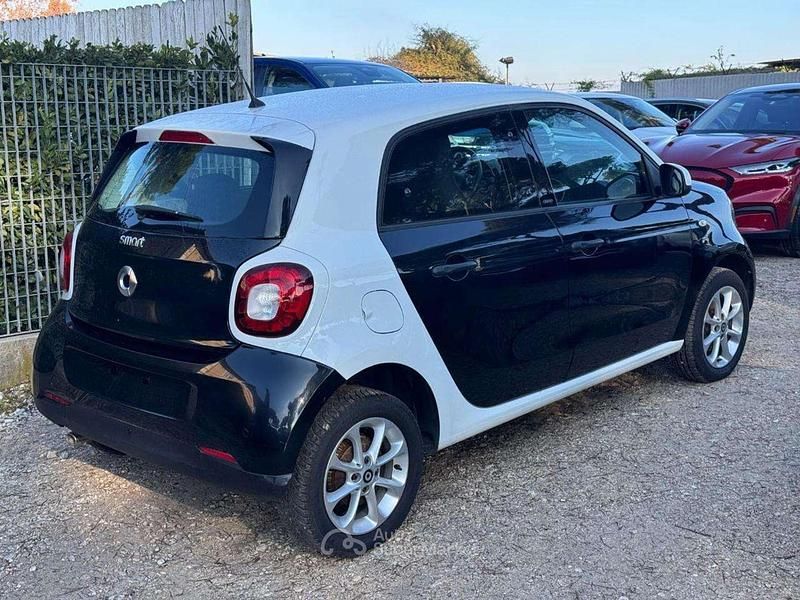Begagnad Smart ForFour 71 HK (52 kW) 2019 Svart Halvkombi