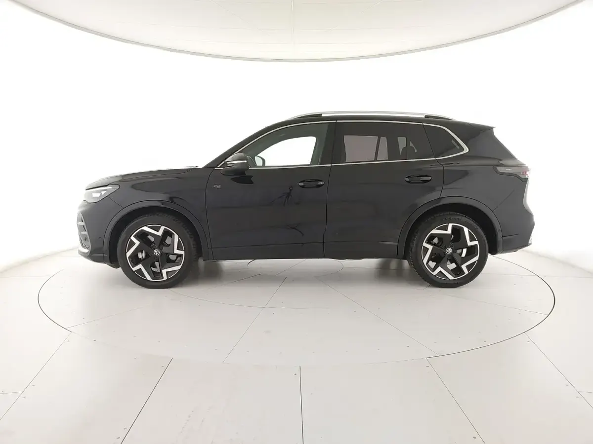 Usata VW Tiguan R-line 150 CV (110 kW) 2024 Deep black perlato SUV