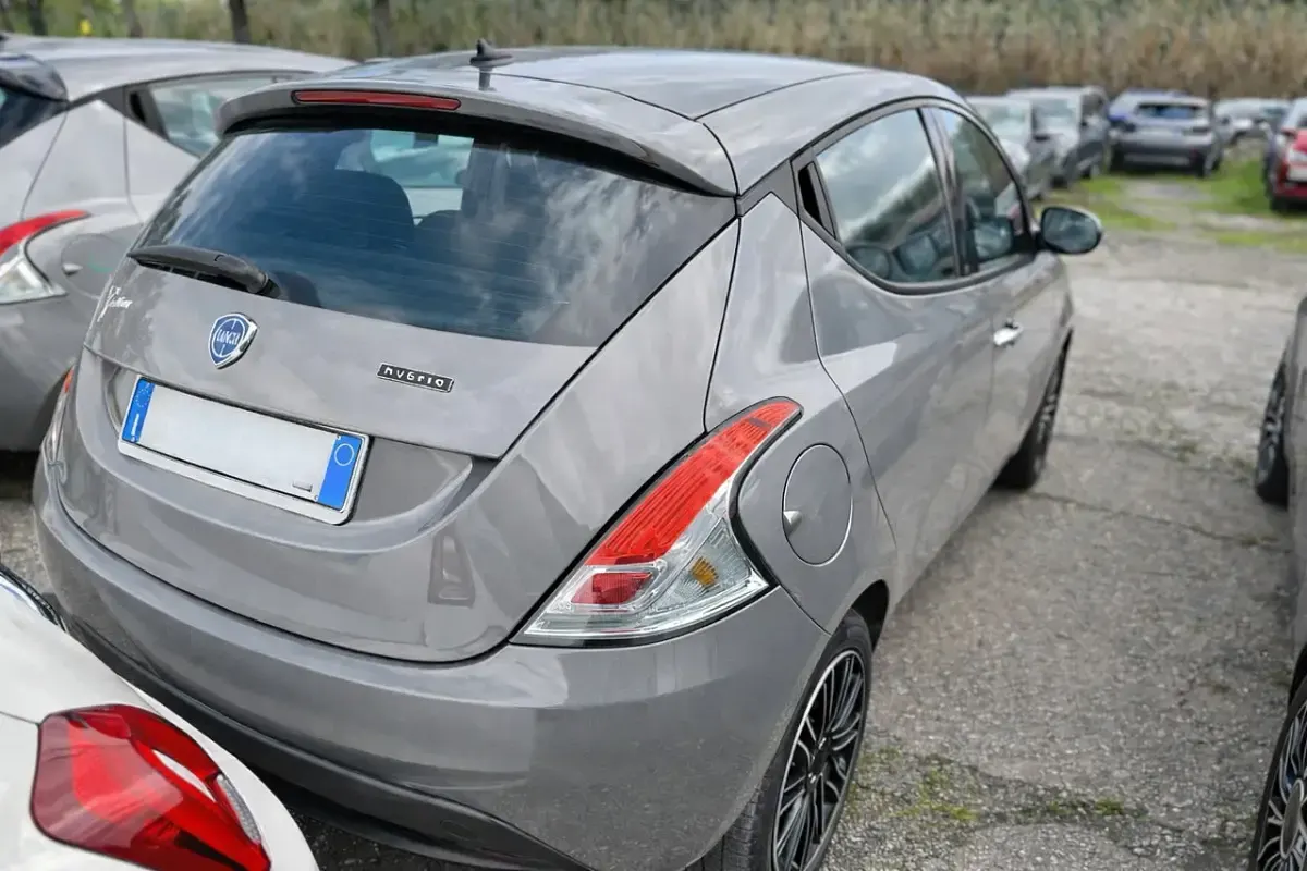 Usata Lancia Ypsilon Silver 70 CV (51 kW) 2023 Grigio Utilitaria