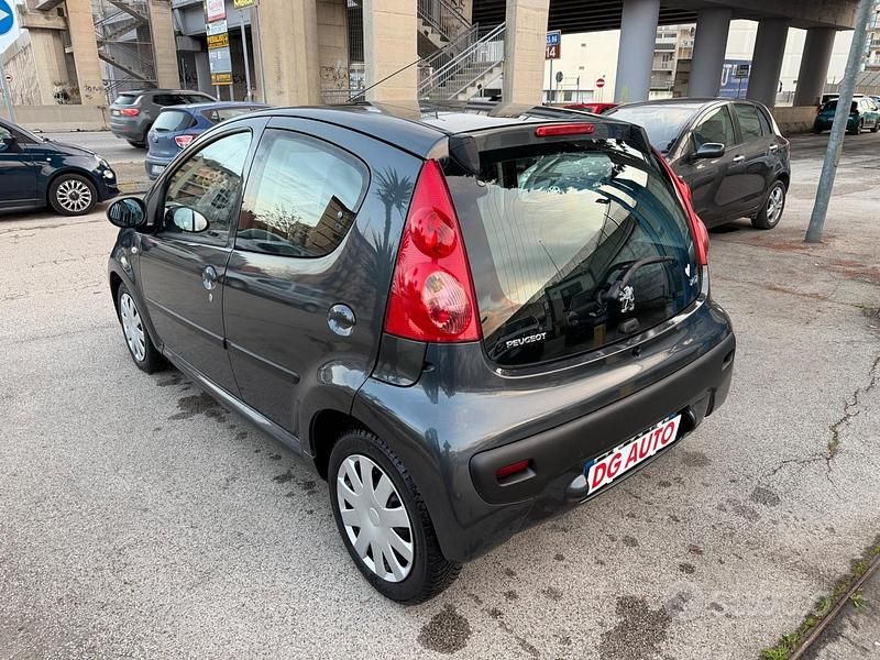 Usata Peugeot 107 68 CV (50 kW) 2010 Grigio Utilitaria