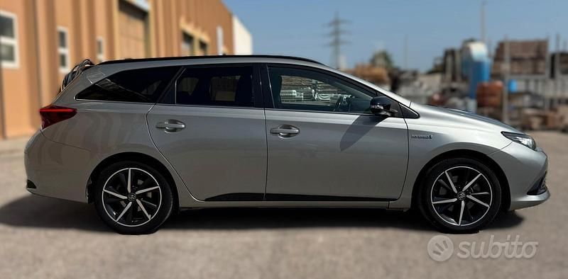 Usata Toyota Auris Hybrid Lounge 99 CV (72 kW) 2017 Grigio Station wagon