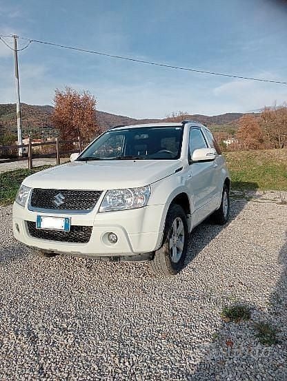 Bianco Usata 2010 Suzuki Vitara SUV | 4800 € - Immagine 1/4