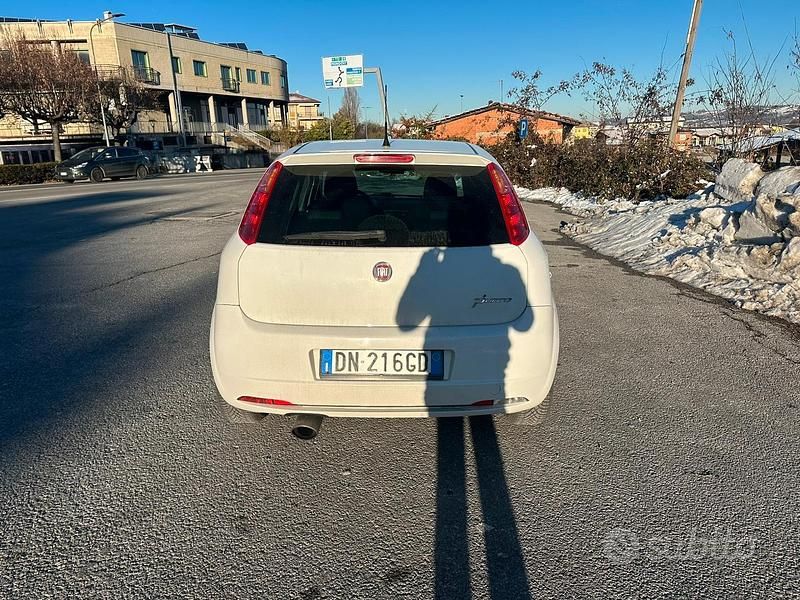 Usata Fiat Grande Punto Dynamic 120 CV (88 kW) 2008 Bianco Utilitaria