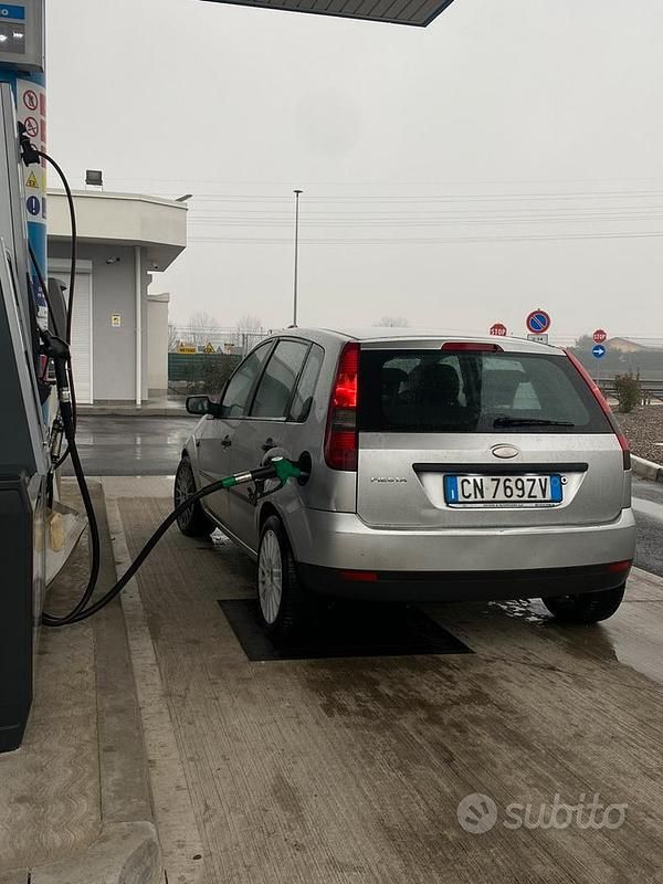 Usata Ford Fiesta 75 CV (55 kW) 2004 Grigio Utilitaria