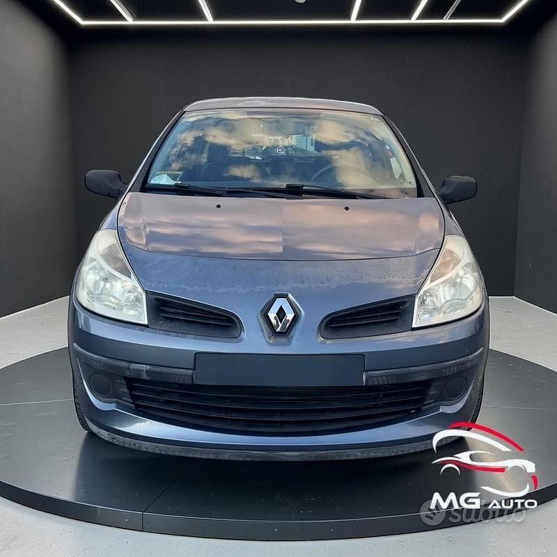 Usata Renault Clio II Luxe 75 CV (55 kW) 2006 Grigio Berlina