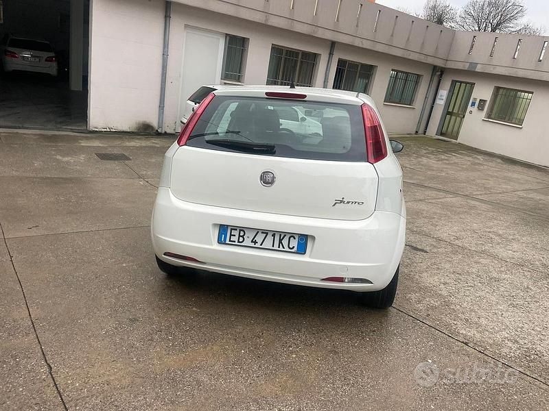 Usata Fiat Punto Classica 69 CV (50 kW) 2010 Bianco Berlina