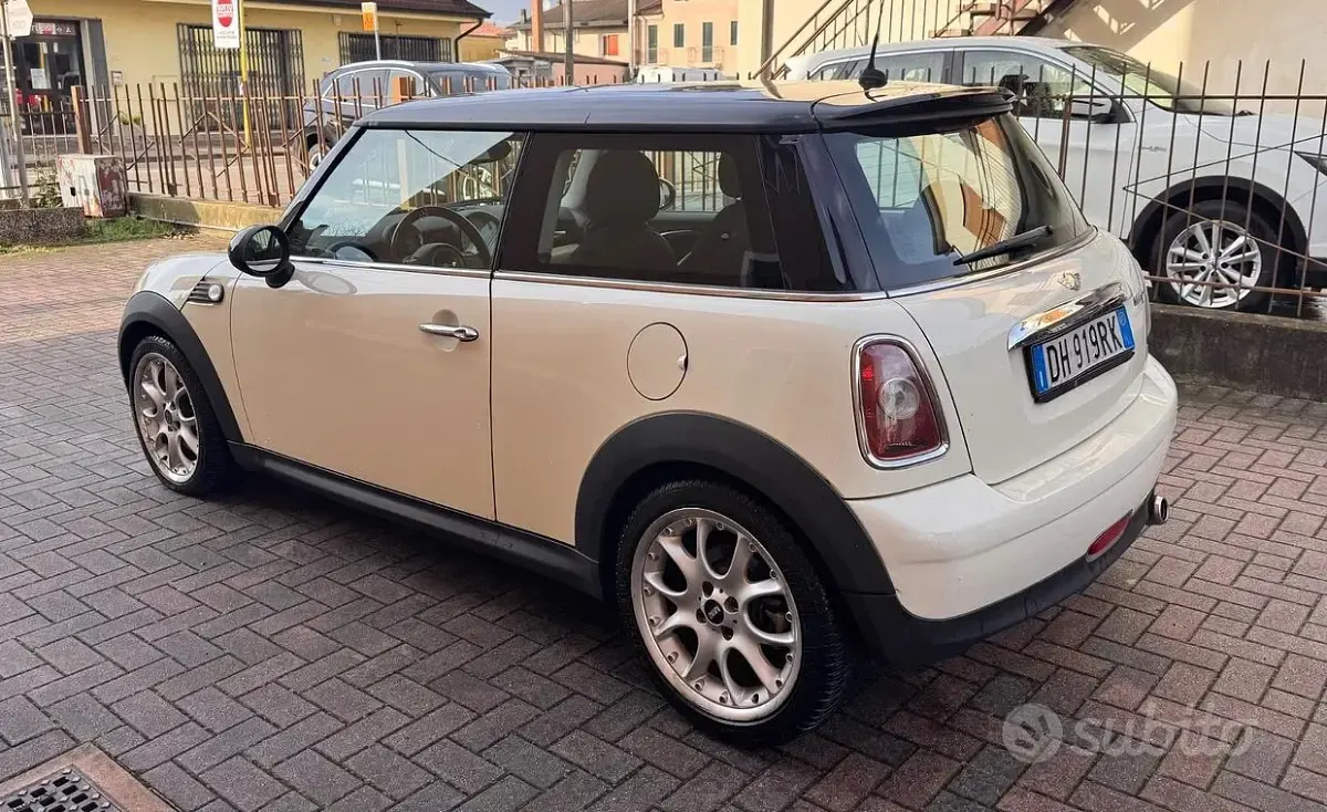 Usata Mini Cooper D 109 CV (80 kW) 2007 Beige Utilitaria