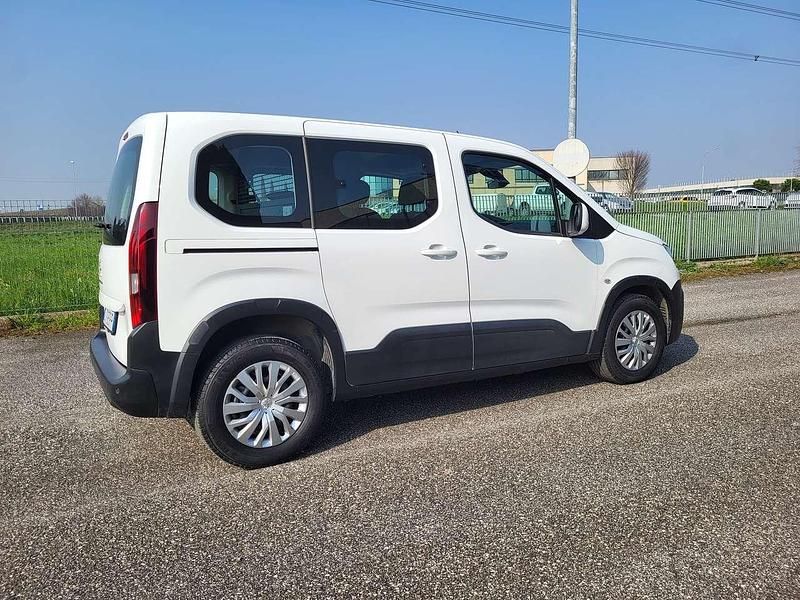 Usata Peugeot Rifter Active 102 CV (75 kW) 2021 Pastello Monovolume