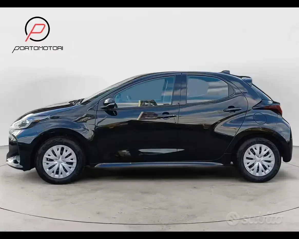 Second-hand Toyota Yaris Hybrid 92 CP (67 kW) 2025 Negru Berlinǎ