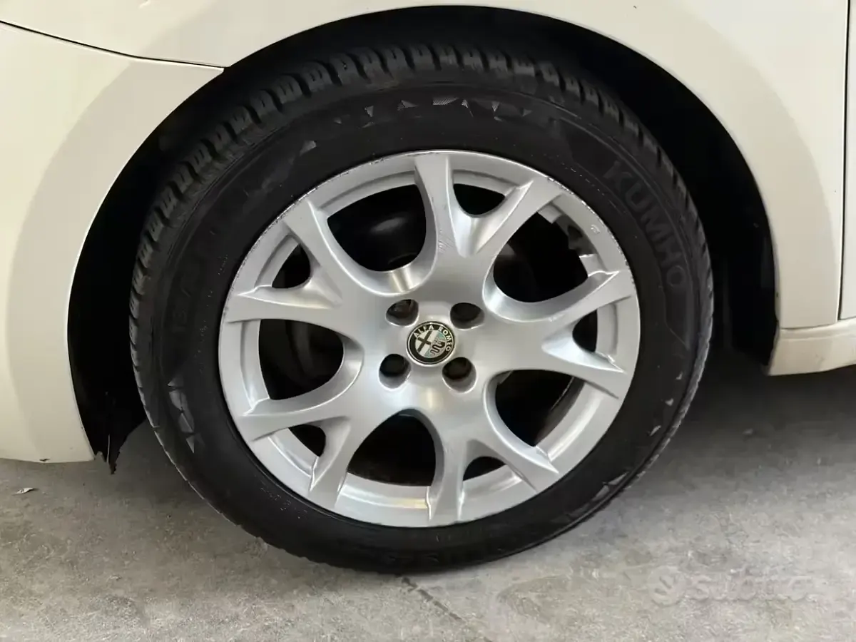 Second-hand Alfa Romeo MiTo Distinctive 105 CP (77 kW) 2011 Alb Hatchback