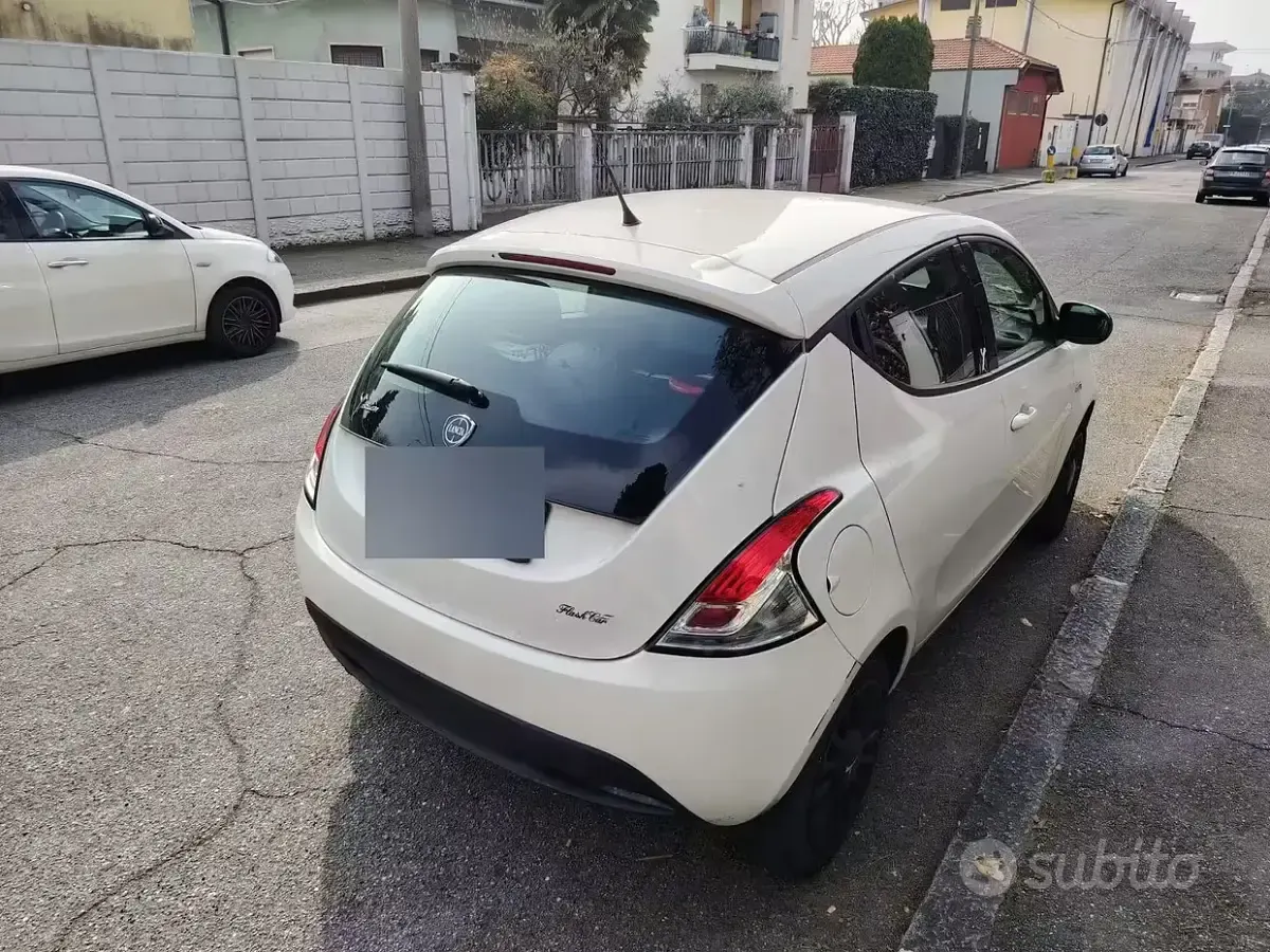 Usata Lancia Ypsilon 69 CV (50 kW) 2015 Bianco Utilitaria