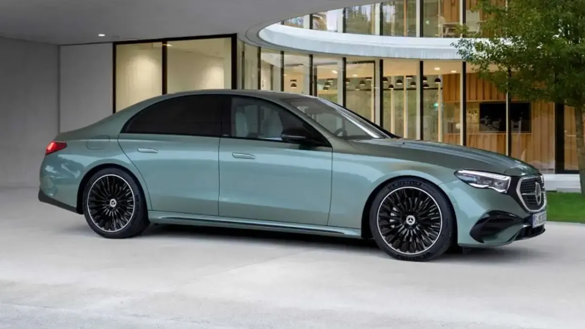Usata Mercedes E220 AMG Line Premium Plus 197 CV (144 kW) 2024 Argento Berlina