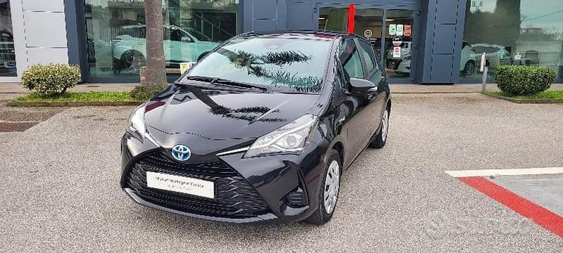 Usata Toyota Yaris Hybrid Active 101 CV (74 kW) 2018 Nero Berlina