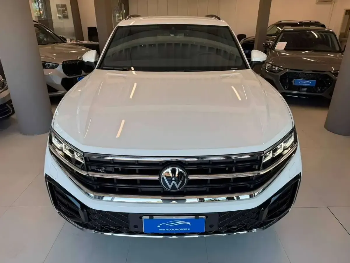 Usata VW Touareg R-line 231 CV (169 kW) 2024 Bianco oryx white perlato SUV