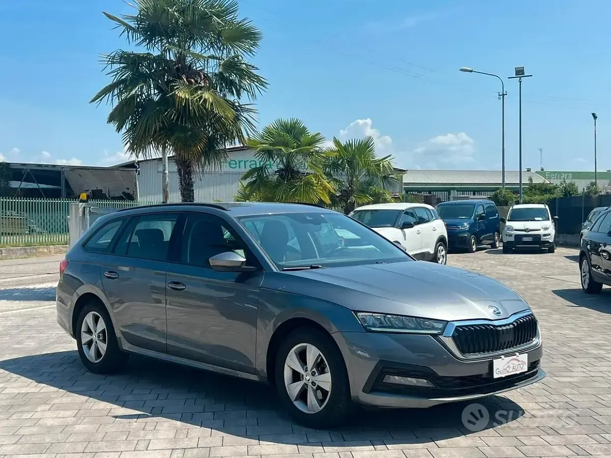 Usata Skoda Octavia Executive 116 CV (85 kW) 2022 Grigio Station wagon