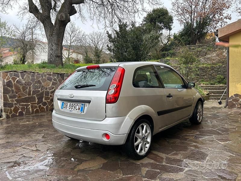 Usata Ford Fiesta 68 CV (50 kW) 2006 Grigio Utilitaria