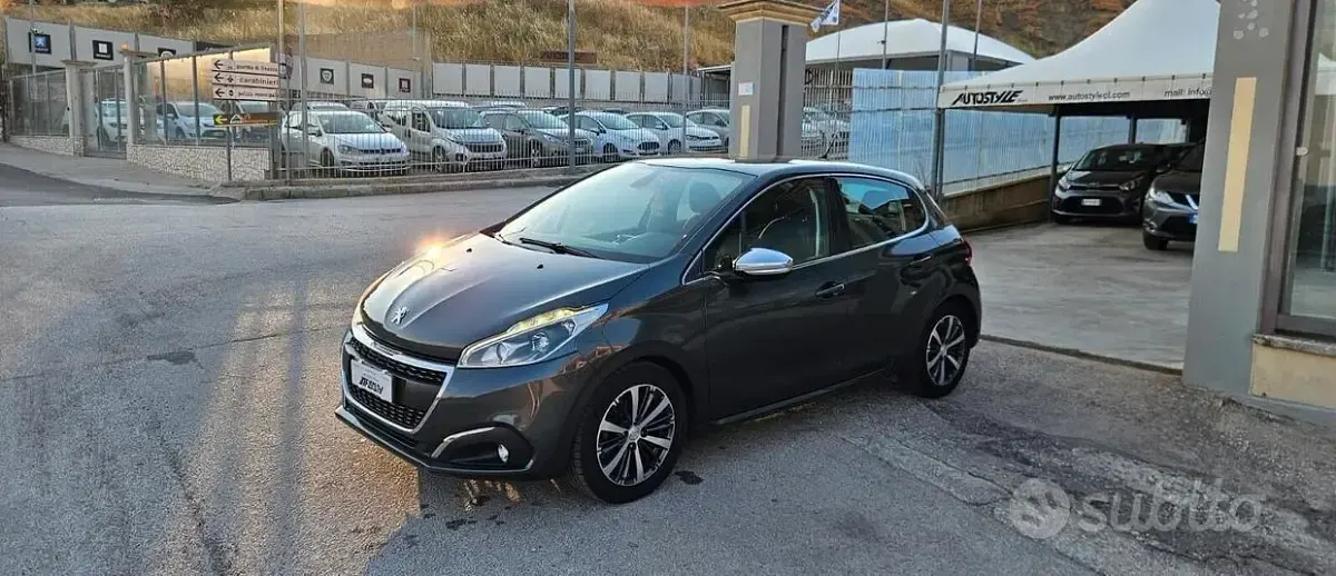 Usata Peugeot 208 Allure 75 CV (55 kW) 2017 Grigio Utilitaria
