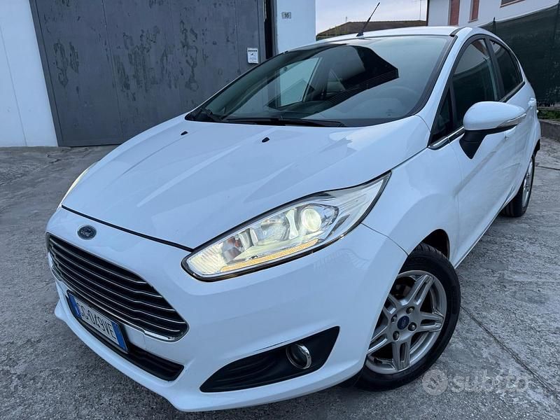 Usata Ford Fiesta 97 CV (71 kW) 2014 Bianco Utilitaria
