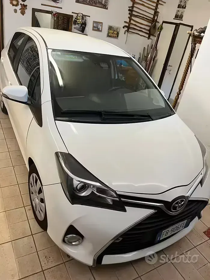 Usata Toyota Yaris 90 CV (66 kW) 2015 Bianco Utilitaria