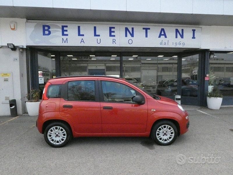 Usata Fiat Panda Lounge 69 CV (50 kW) 2012 Rosso Utilitaria