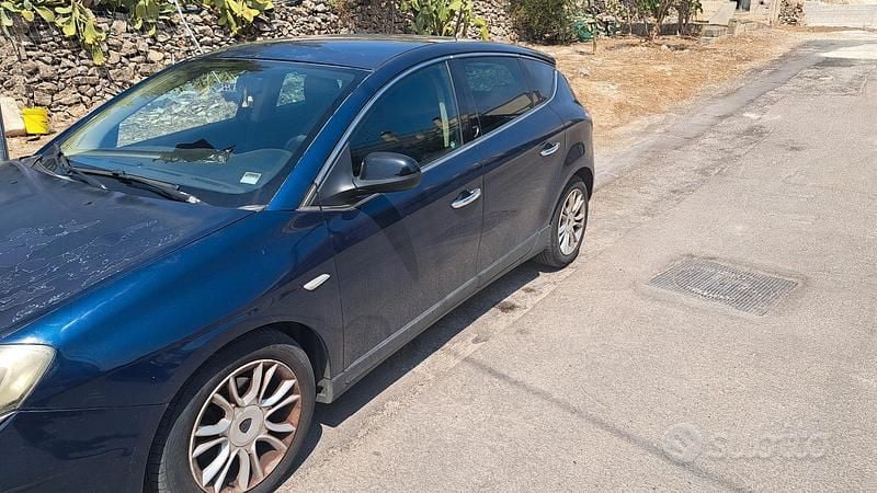 Usata Lancia Delta 90 CV (66 kW) 2010 Blu Utilitaria