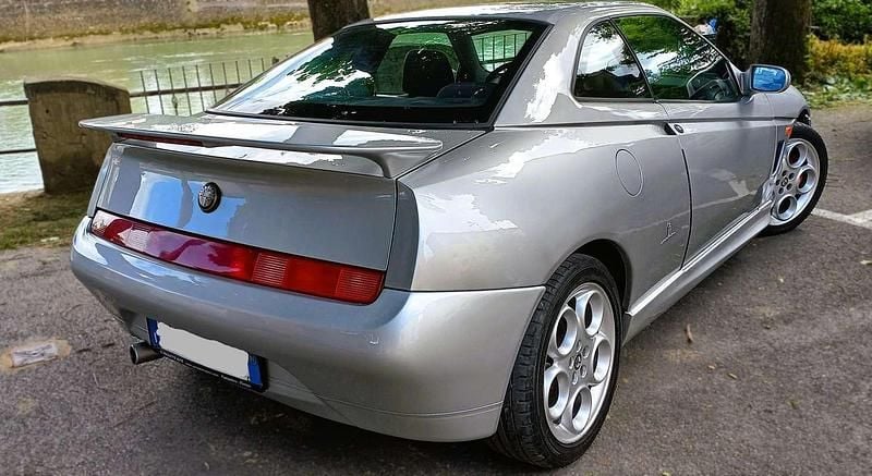 Second-hand Alfa Romeo GTV 150 CP (110 kW) 2001 Argintiu Coupe